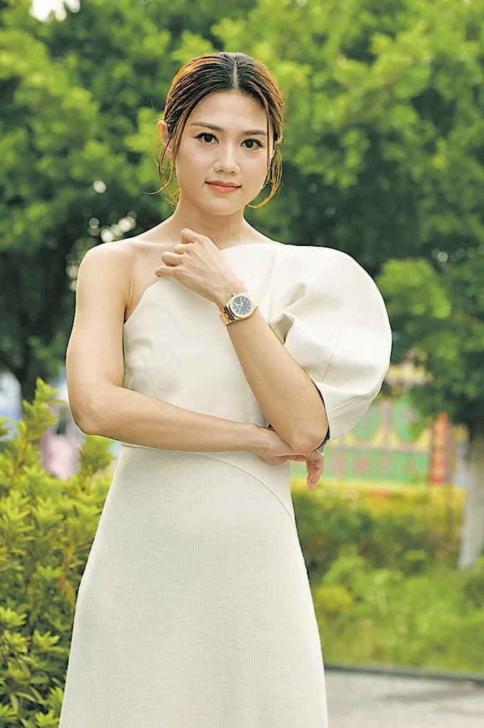 滑水遭巨浪冲脱泳衣 周秀娜新片将来马取景