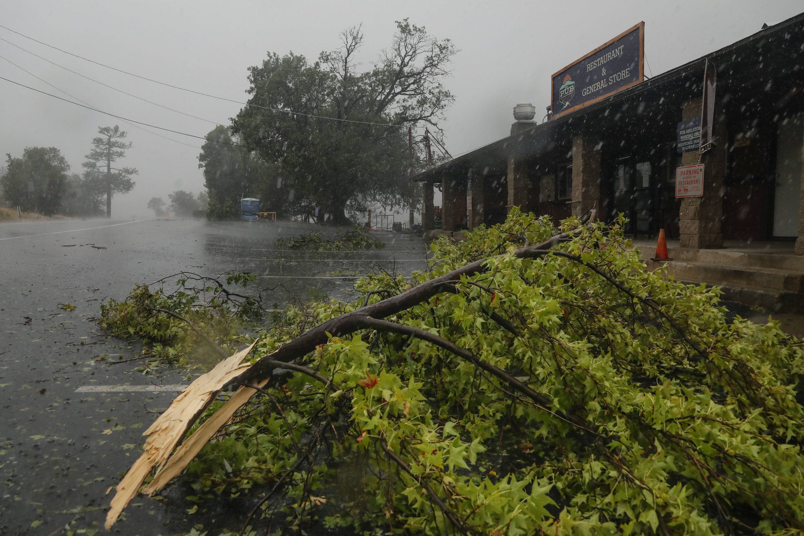 热带风暴凯伊带来降雨 加州野火控制4成