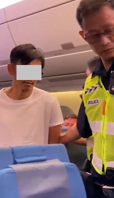 独家|新航炸弹威胁机上惊魂4小时 大马女子:“我不敢把眼睛闭上”