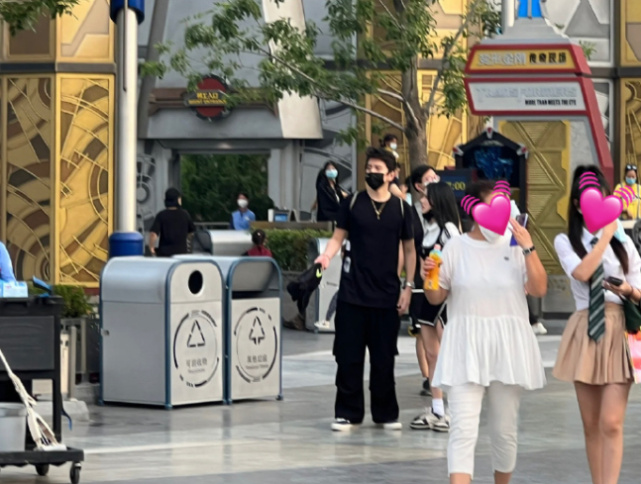 王大陆蔡卓宜零伪装约会被捕获 替女友提包展现男友力