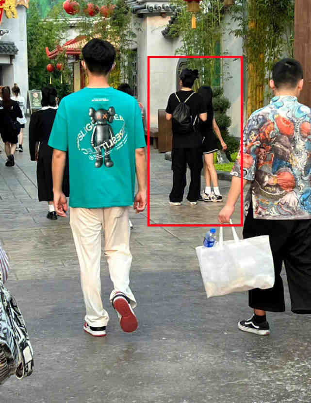 王大陆蔡卓宜零伪装约会被捕获 替女友提包展现男友力