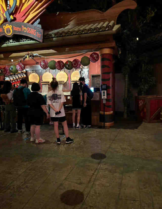 王大陆蔡卓宜零伪装约会被捕获 替女友提包展现男友力