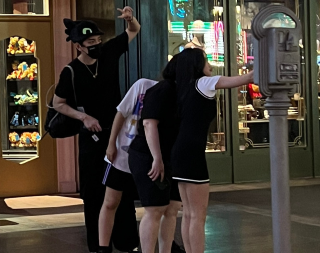 王大陆蔡卓宜零伪装约会被捕获 替女友提包展现男友力