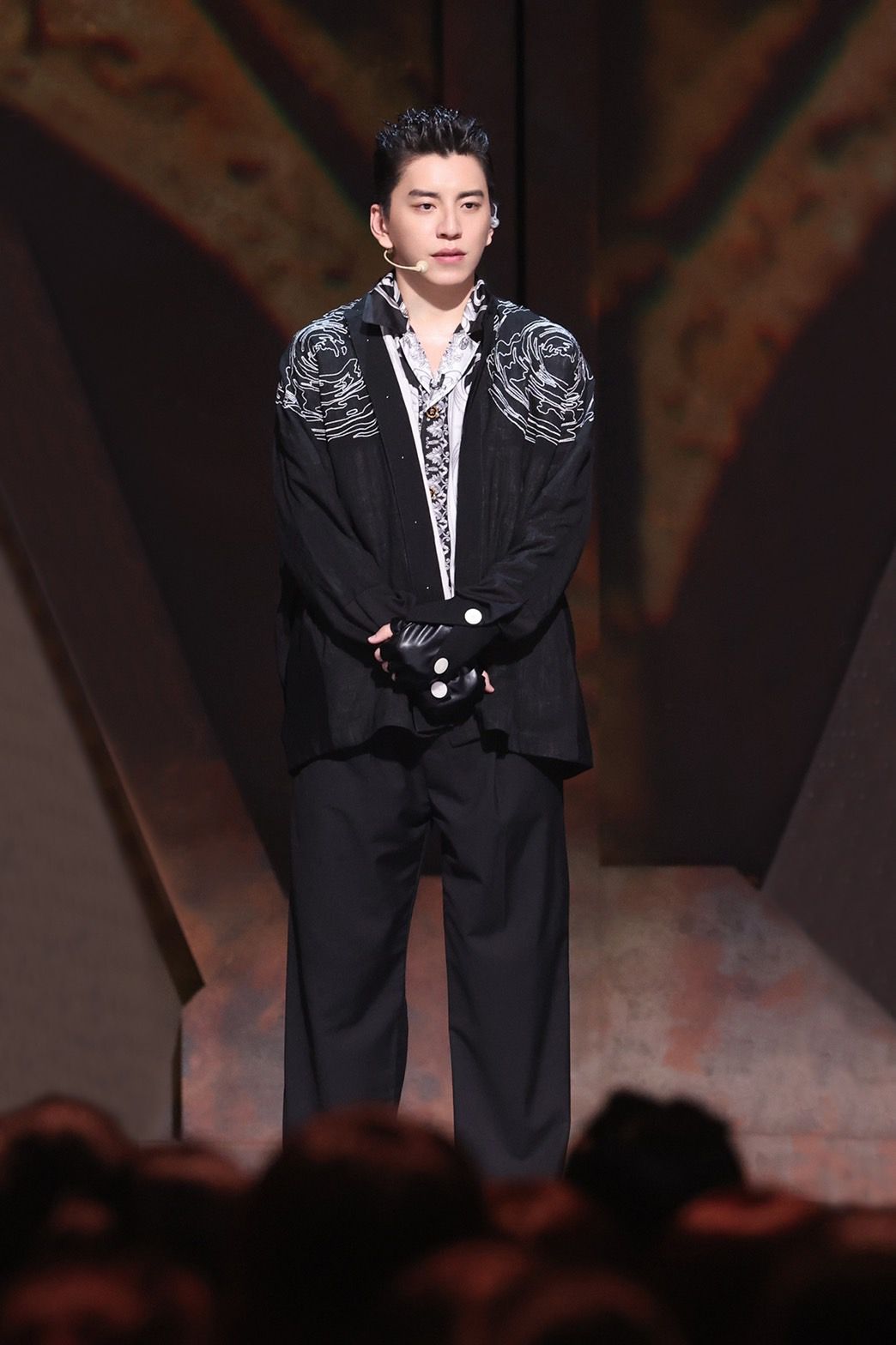 王大陆蔡卓宜零伪装约会被捕获 替女友提包展现男友力