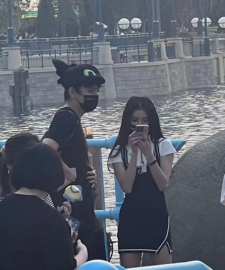 王大陆蔡卓宜零伪装约会被捕获 替女友提包展现男友力