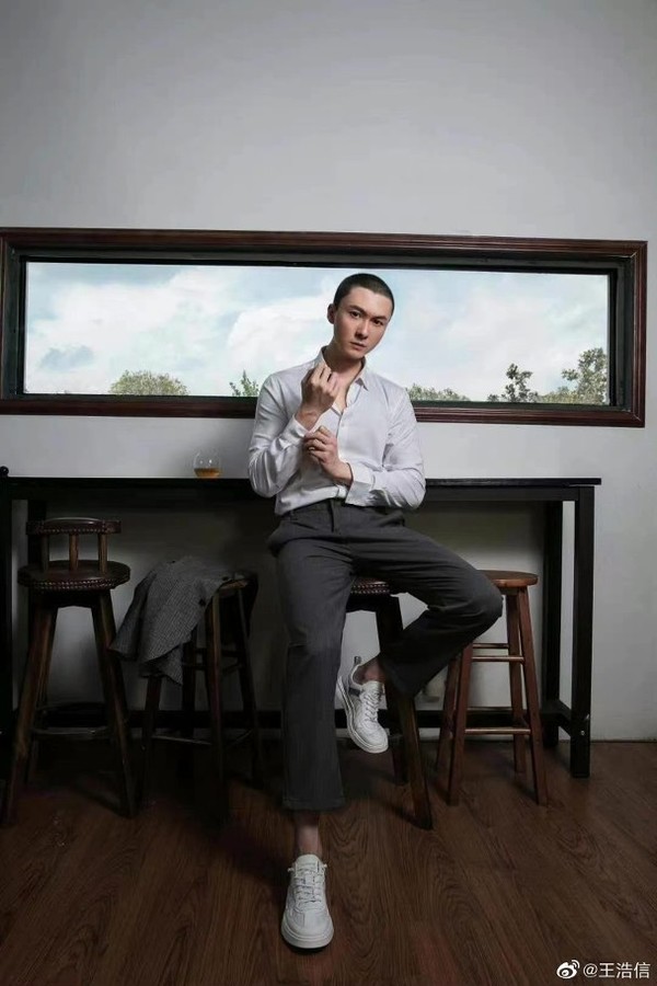 王浩信懒理婚变传闻 晒新造型照:送给自己的礼物