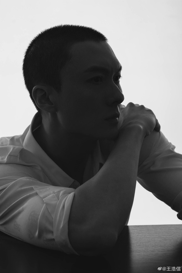 王浩信懒理婚变传闻 晒新造型照:送给自己的礼物