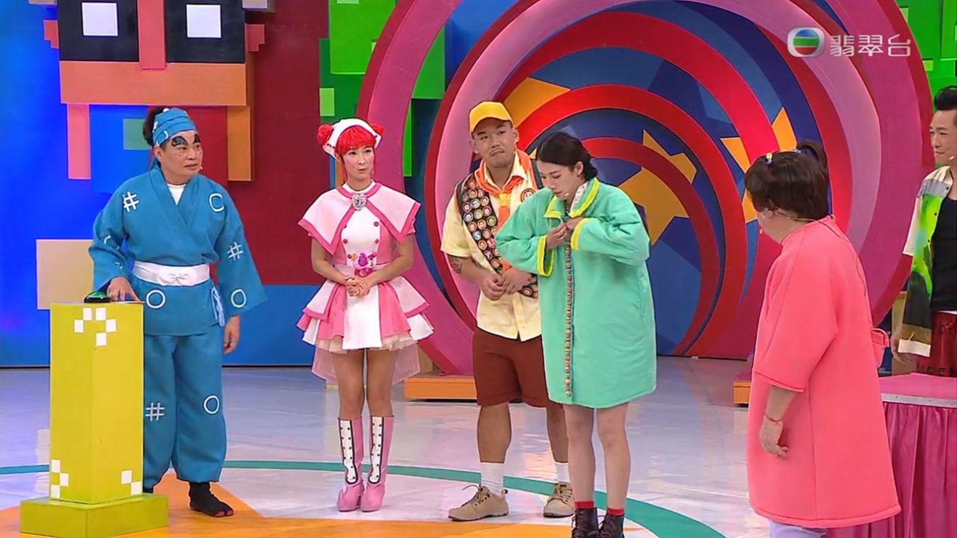 玩游戏太投入 蔡思贝走光剧组打马赛克