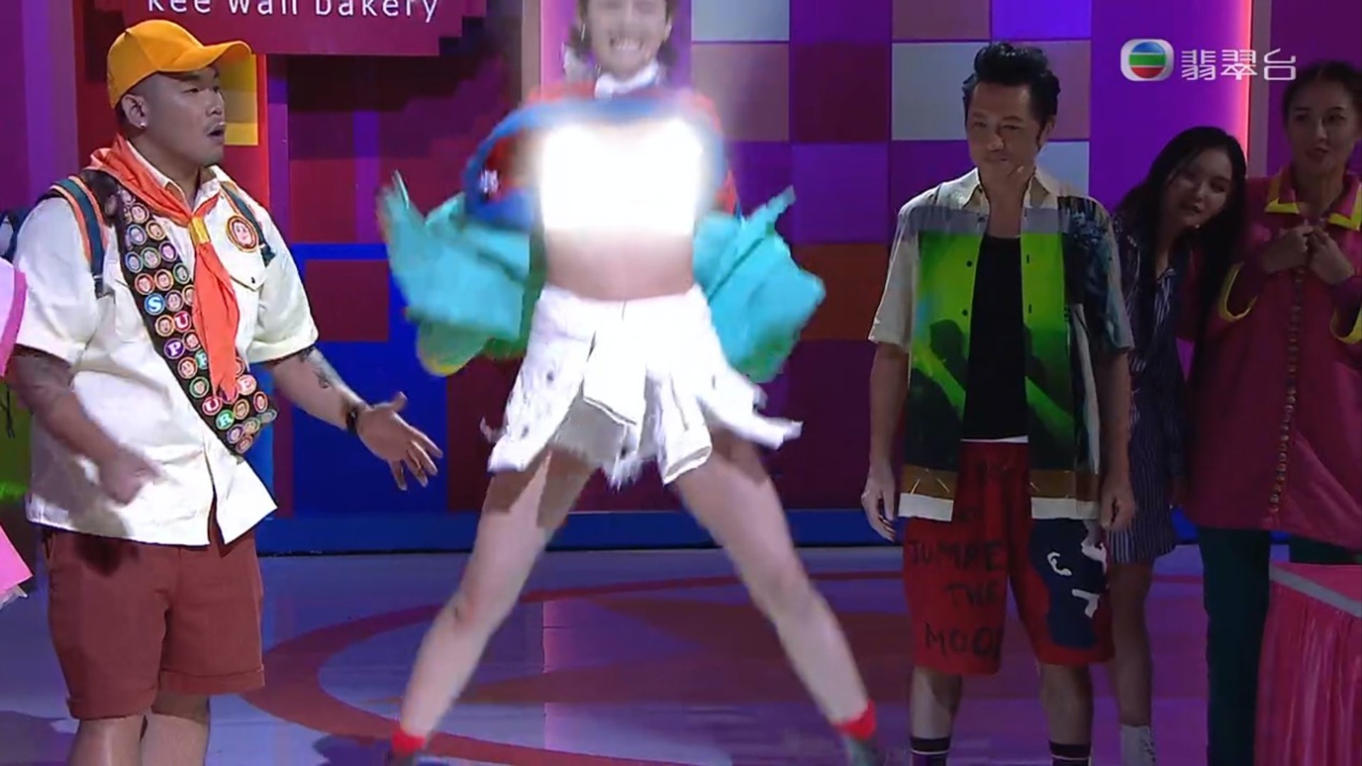 玩游戏太投入 蔡思贝走光剧组打马赛克