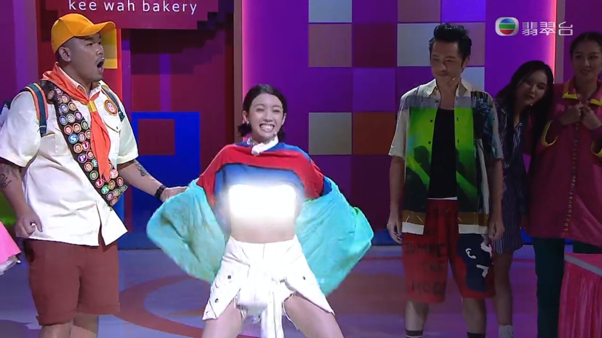 玩游戏太投入 蔡思贝走光剧组打马赛克