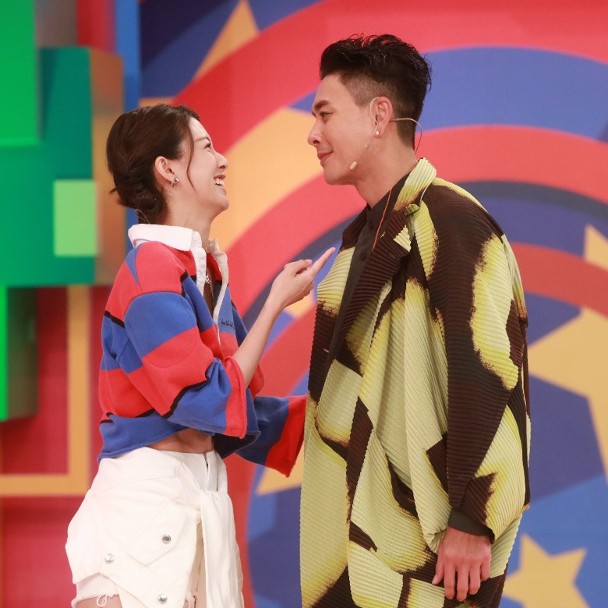 玩游戏太投入 蔡思贝走光剧组打马赛克