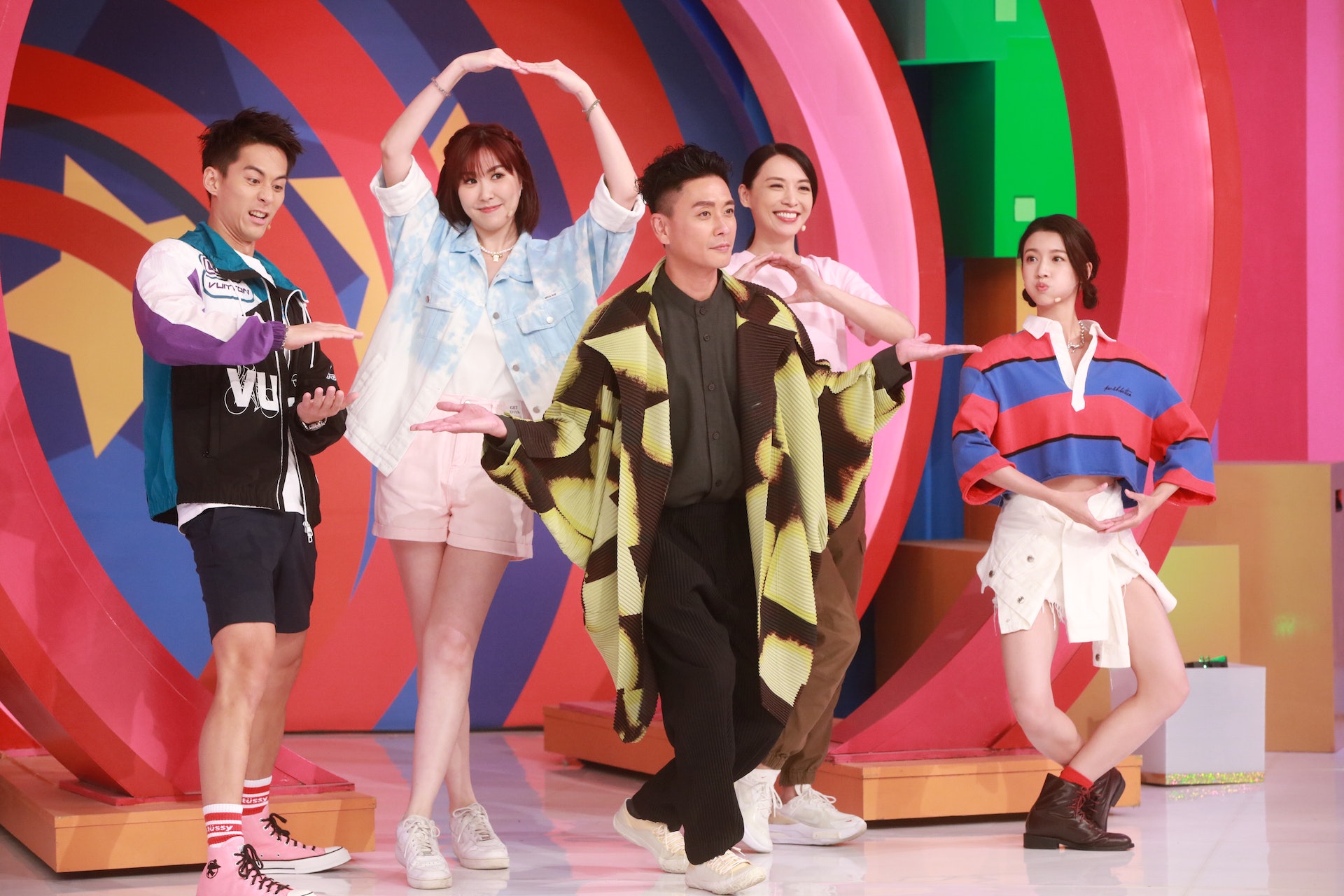 玩游戏太投入 蔡思贝走光剧组打马赛克