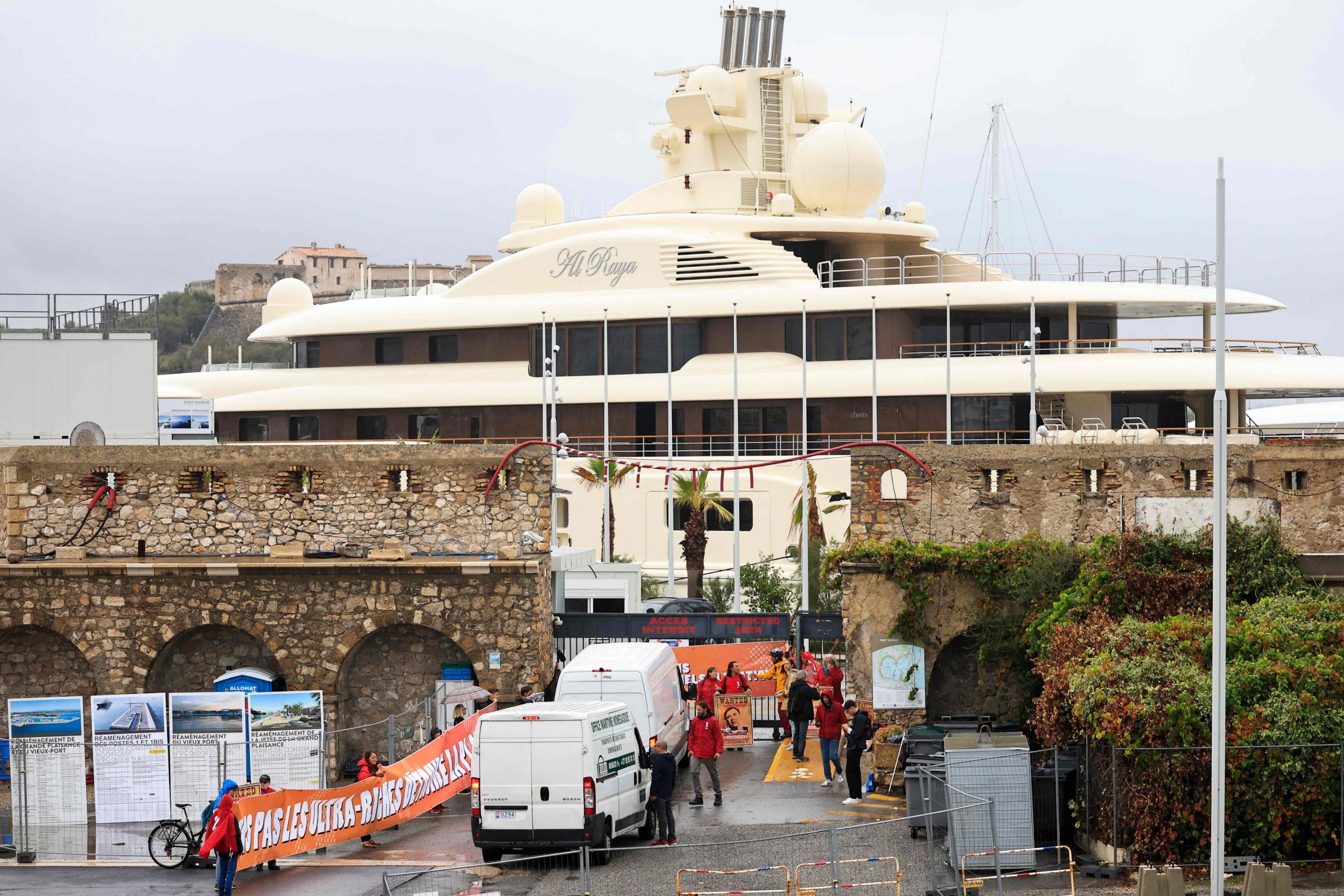 环保人士封锁法国游艇码头 抗议超级富豪摧毁地球