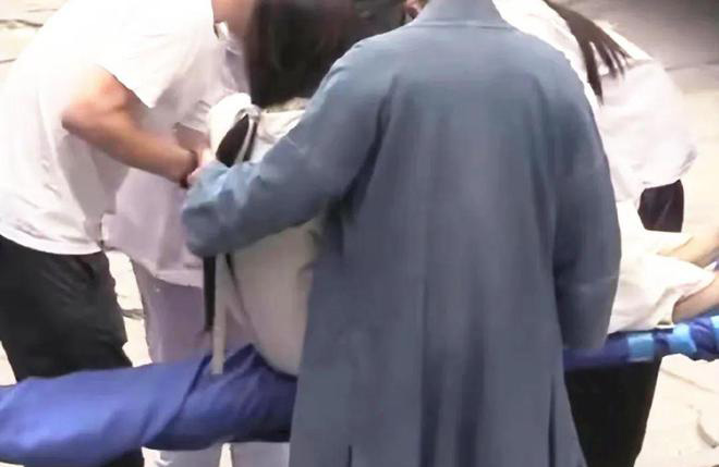 甄子丹抱不动48公斤女主？ 工作人员担架抬着