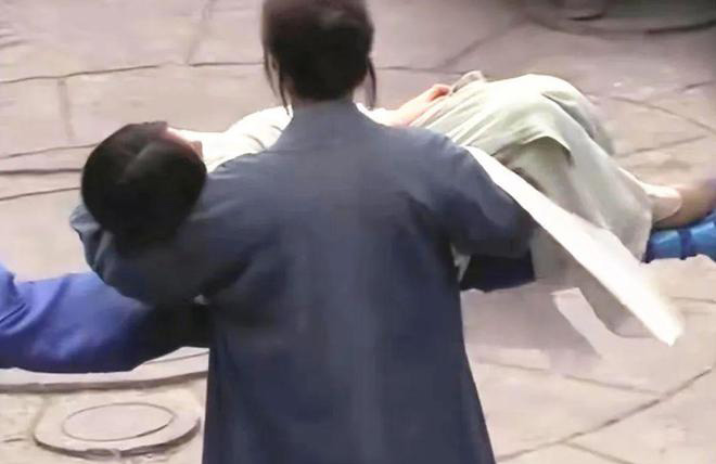 甄子丹抱不动48公斤女主？ 工作人员担架抬着