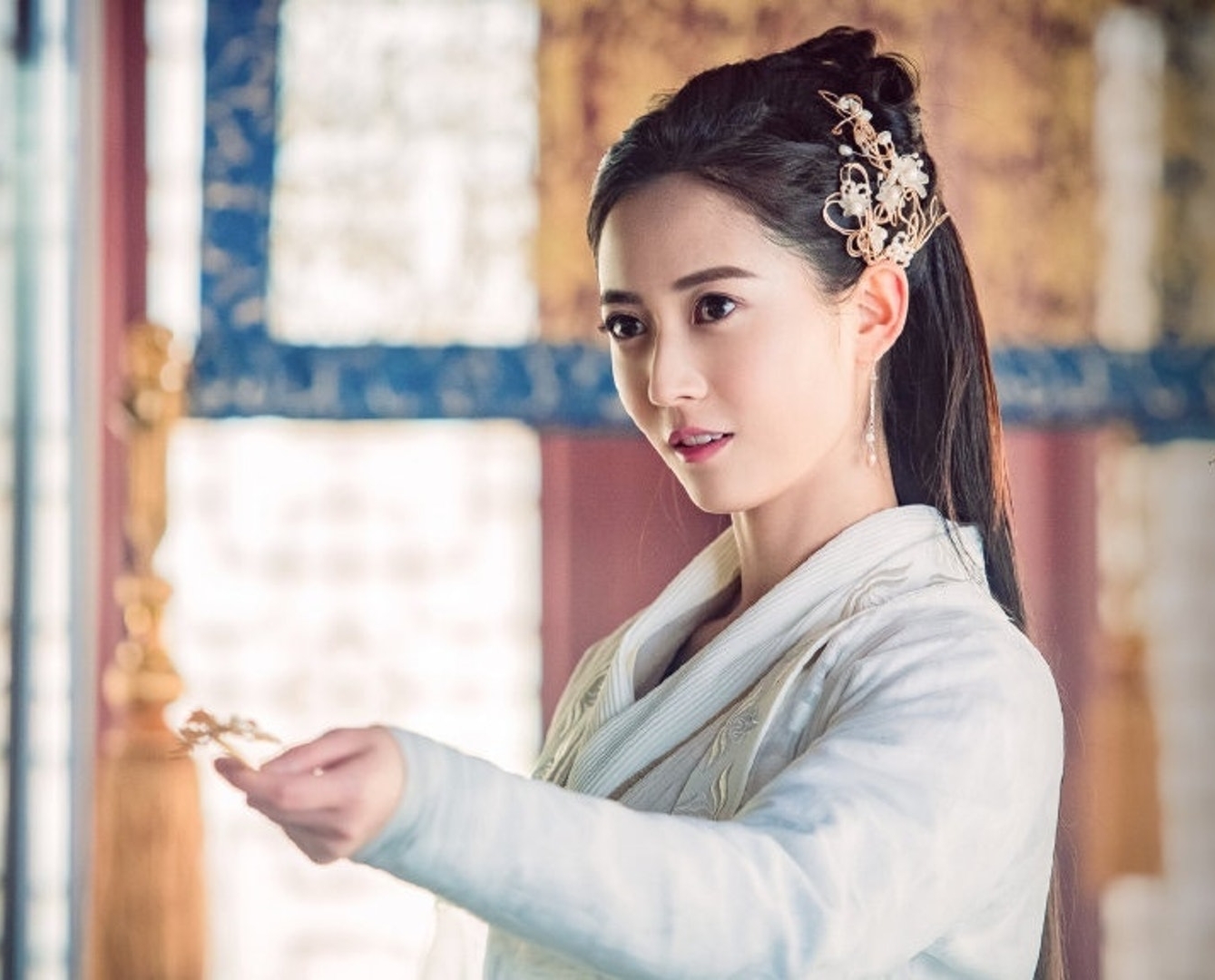 甄子丹抱不动48公斤女主？ 工作人员担架抬着