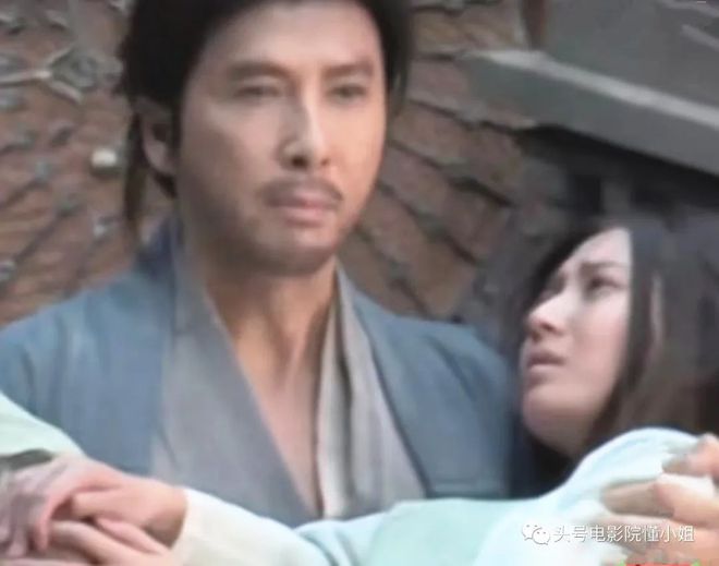 甄子丹抱不动48公斤女主？ 工作人员担架抬着