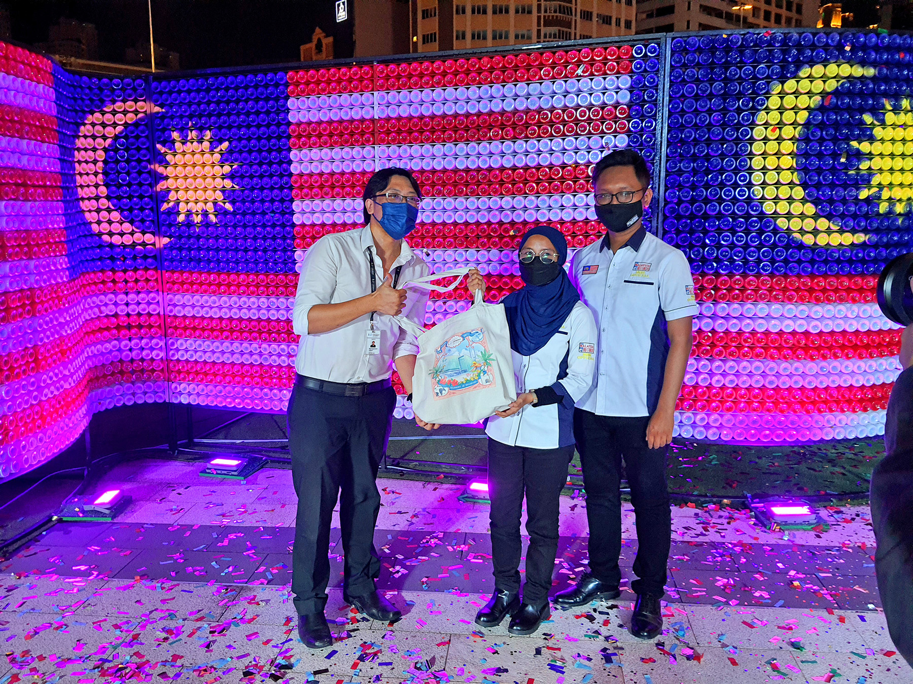 用塑料瓶砌成　Lalaport近43公尺辉煌条纹入大马纪录