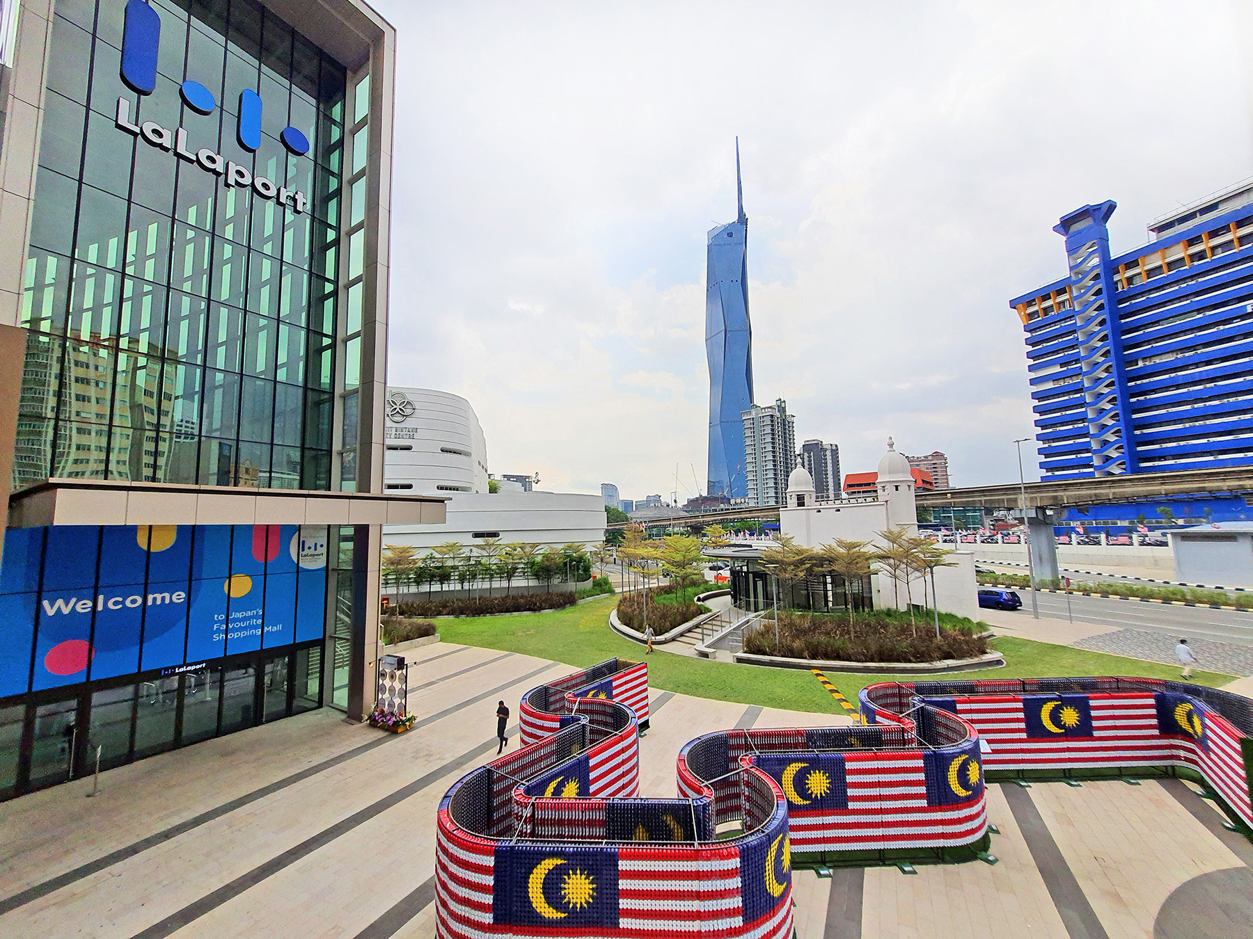 用塑料瓶砌成　Lalaport近43公尺辉煌条纹入大马纪录