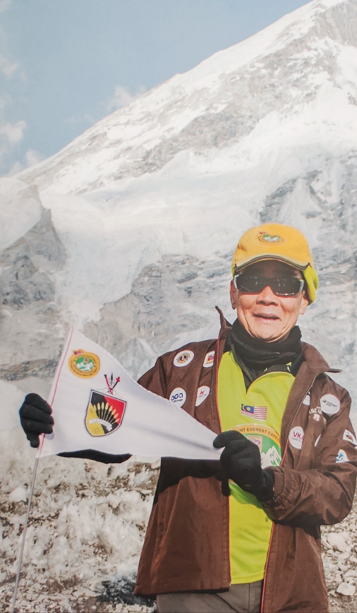 用毅力勇气征服高山