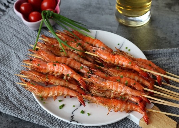 男友没剥虾　女子怒骂要求下跪掀网上骂战 