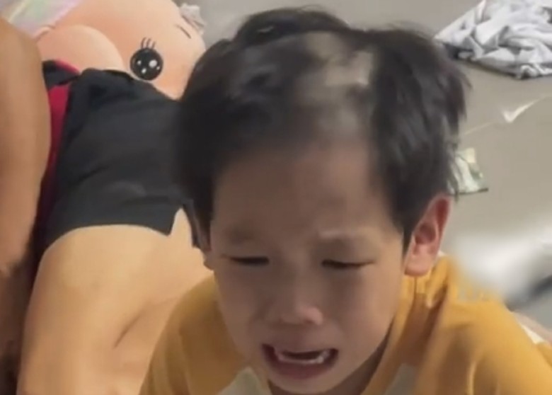 男童家中熟睡 遭弟弟剃走头发爆哭
