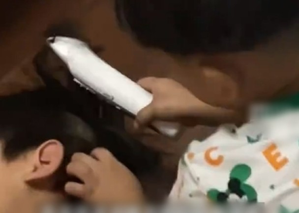 男童家中熟睡 遭弟弟剃走头发爆哭