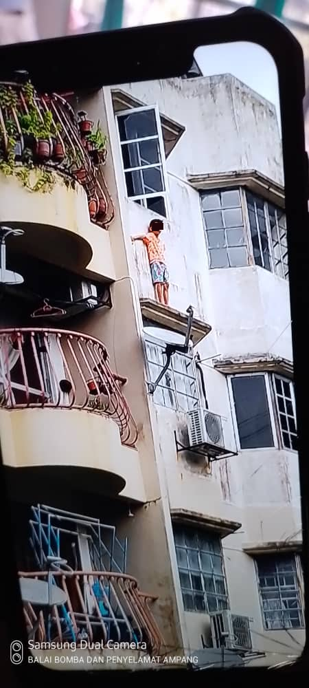 男童疑受虐满身伤·爬4楼窗檐获救