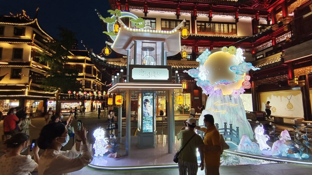 疫情重挫上海商场三份之一店铺关门 民间官媒各说各话