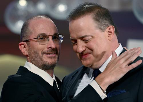 白兰顿法拉斯胀爆现身威尼斯 获观众6分钟拍掌喝采激动落泪