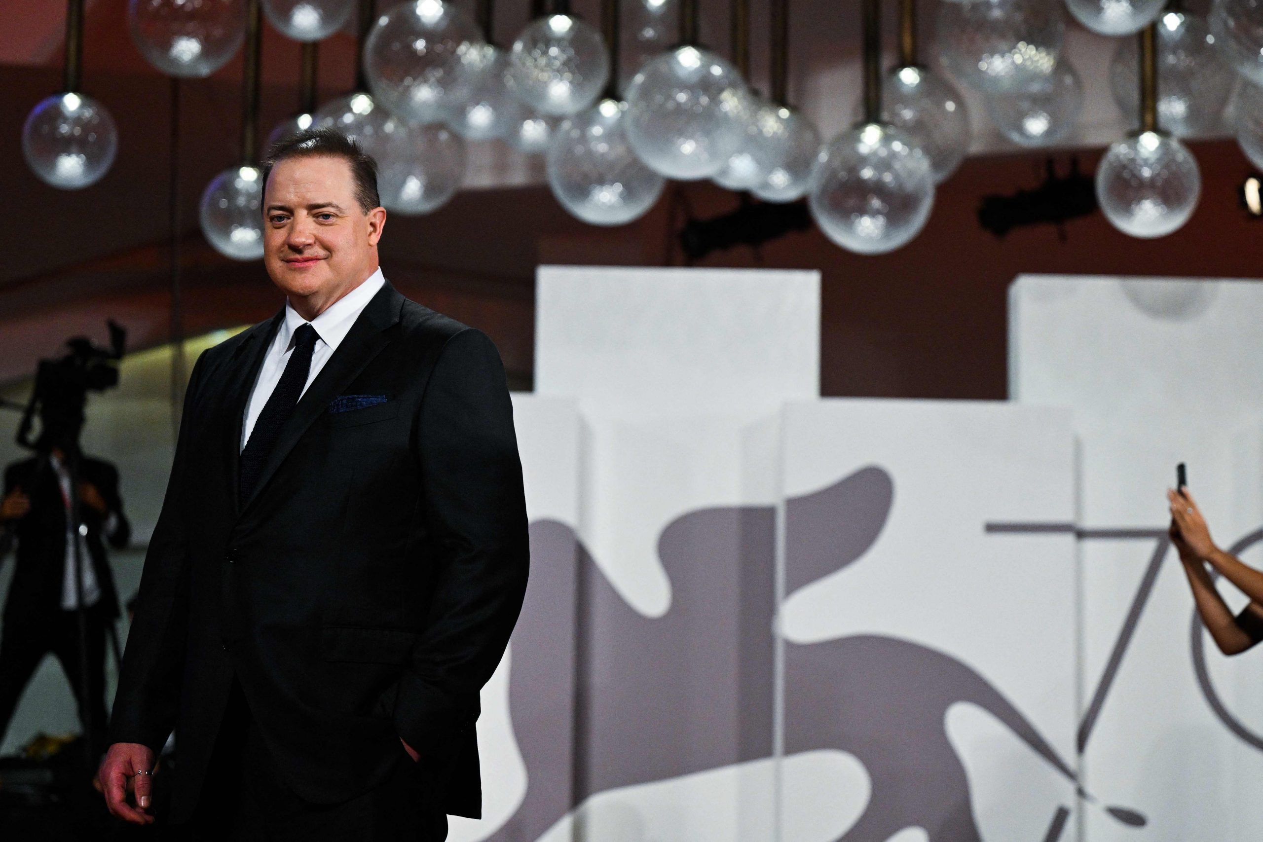 白兰顿法拉斯胀爆现身威尼斯 获观众6分钟拍掌喝采激动落泪