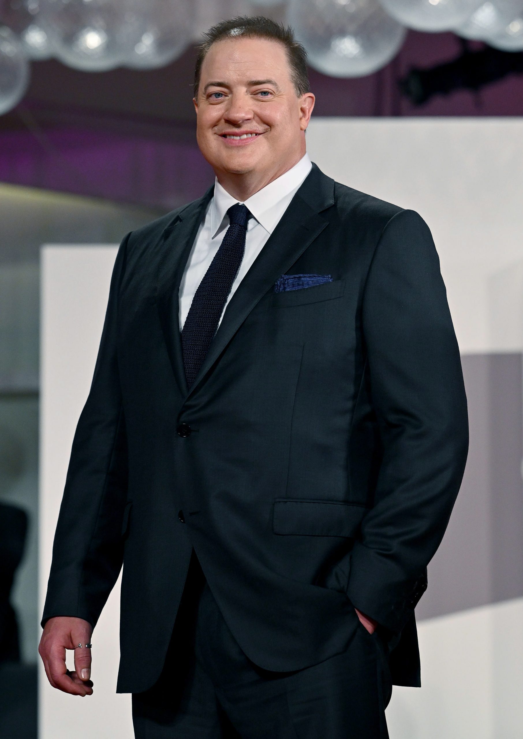 白兰顿法拉斯胀爆现身威尼斯 获观众6分钟拍掌喝采激动落泪