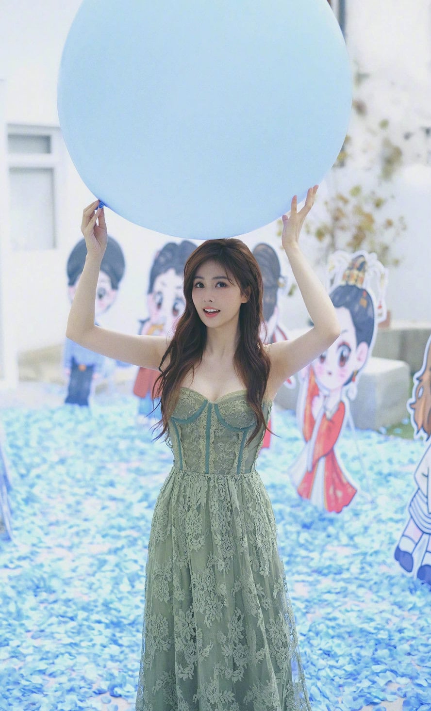 白鹿与张凌赫蜜恋实锤？ 多次去男方家过夜