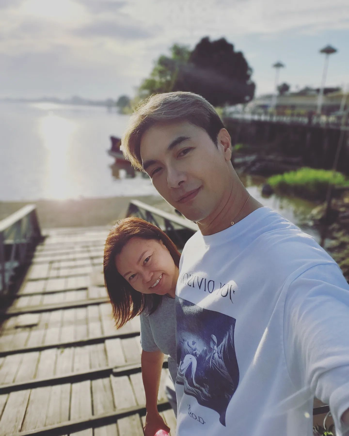 相隔3年终于回老家古晋 谢佳见“验收”爸爸送新屋？	