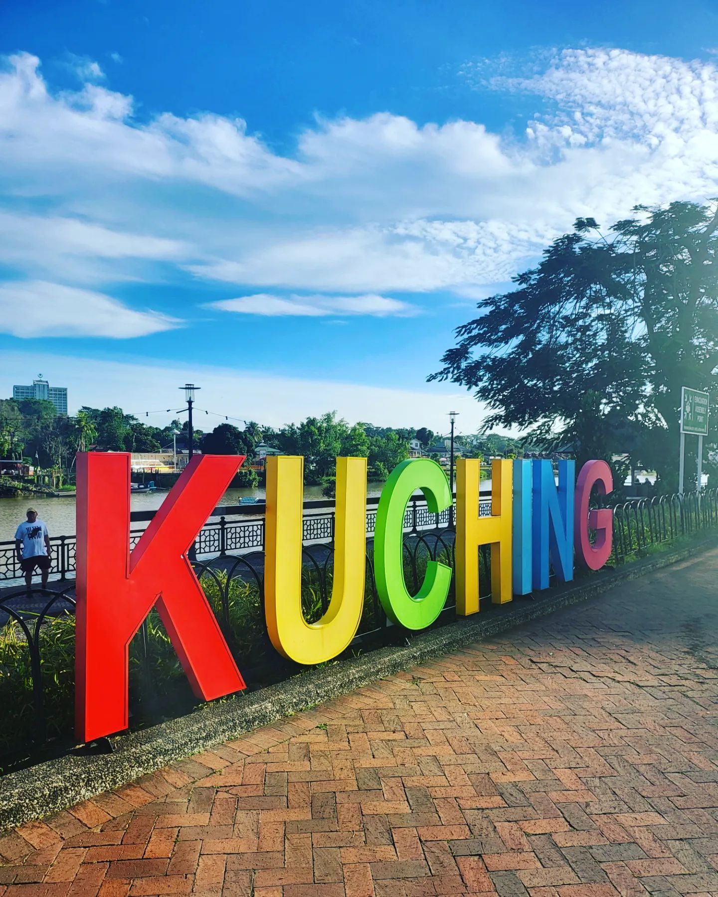 相隔3年终于回老家古晋 谢佳见“验收”爸爸送新屋？	