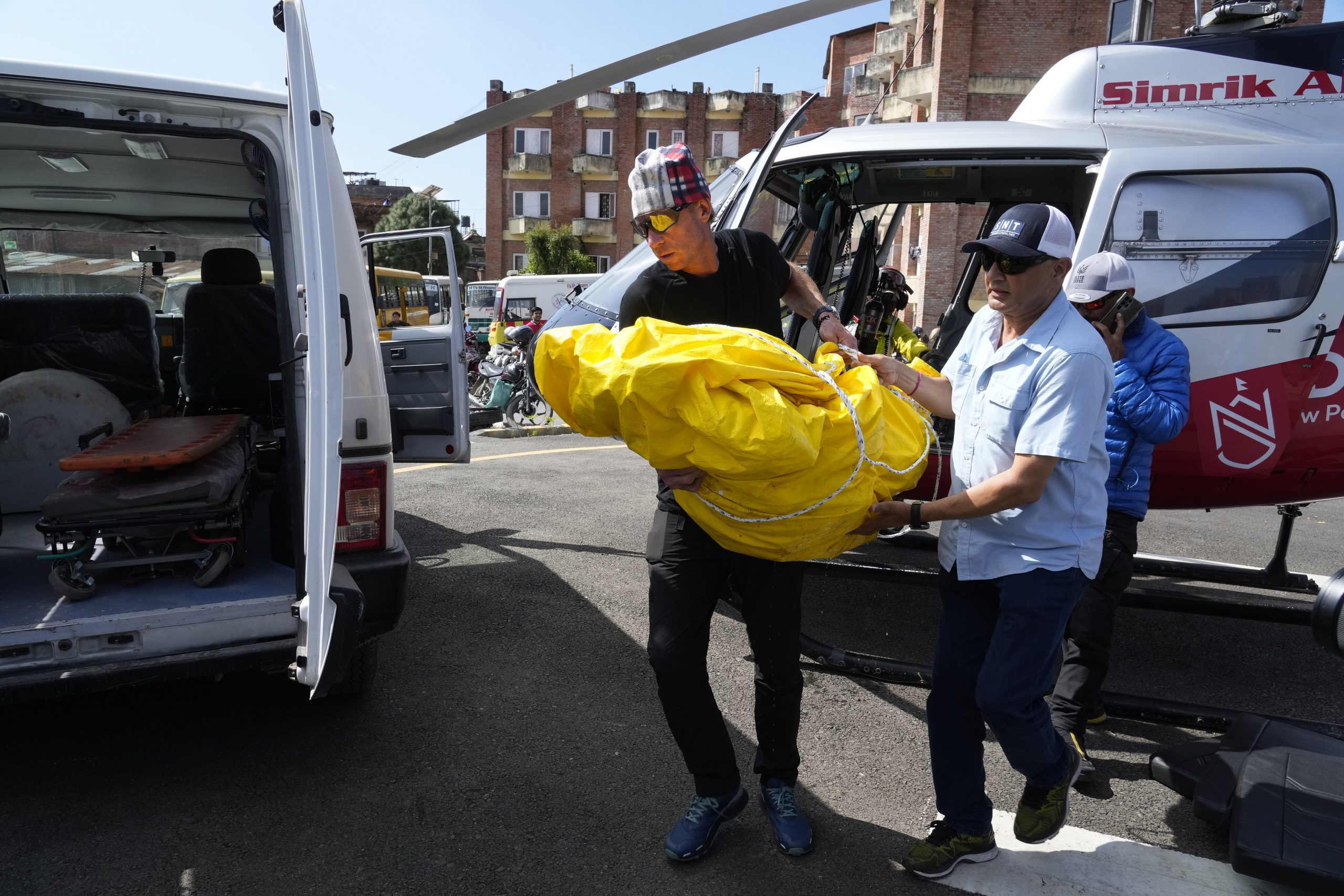 看世界 尼泊尔 掉进609公尺深冰隙 美著名女登山家遗体寻获