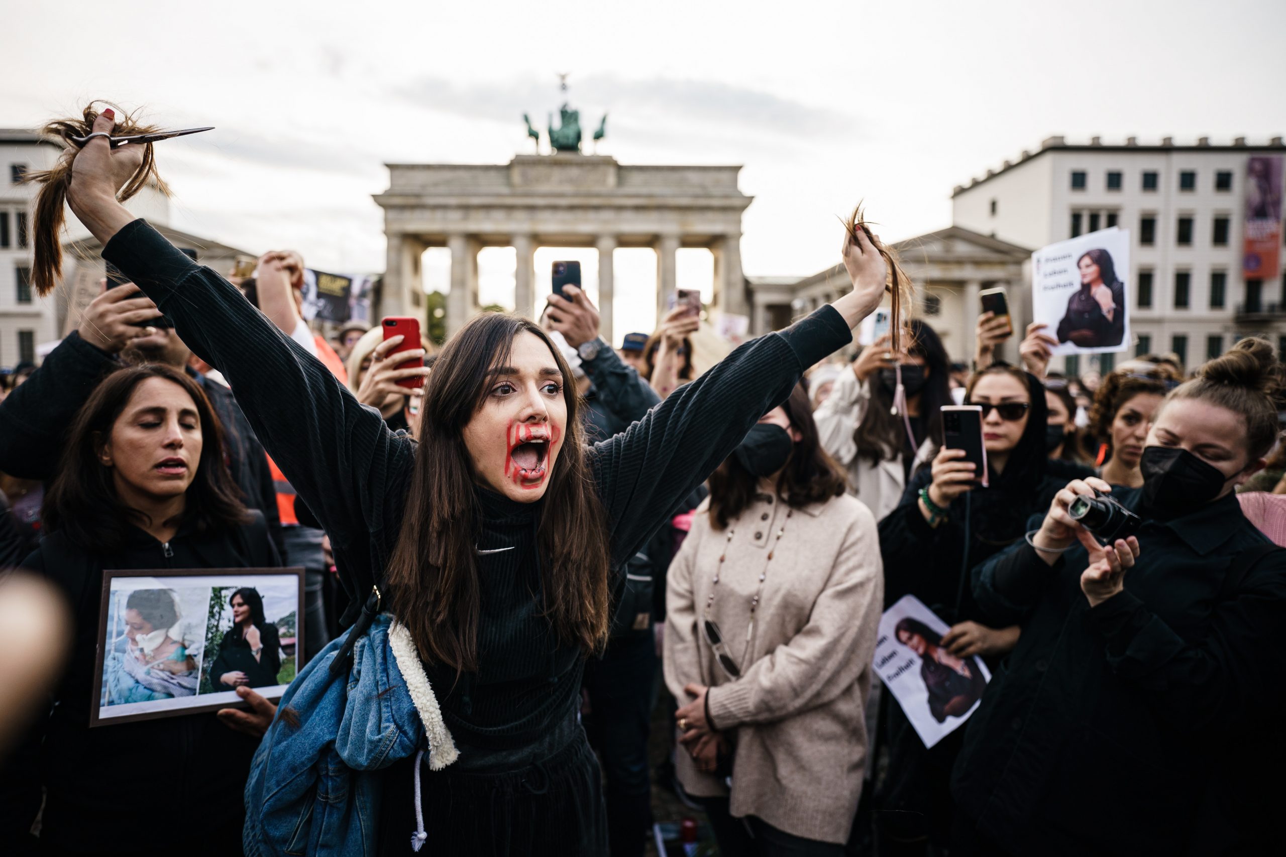 看世界/女子被捕后死亡引爆民怨蔓延多国 示威者剪发抗议