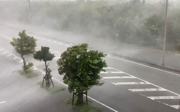 看世界/强台轩岚诺逼近日本!冲绳3400户停电