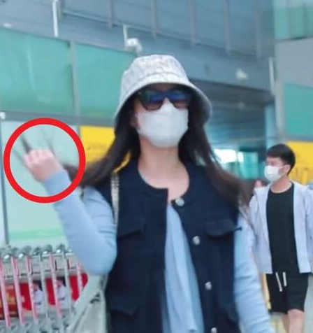 真离婚了？ 黄圣依摘婚戒杨子删恩爱动态