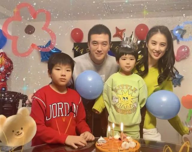 真离婚了？ 黄圣依摘婚戒杨子删恩爱动态