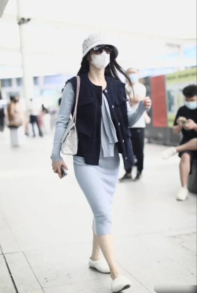 真离婚了？ 黄圣依摘婚戒杨子删恩爱动态