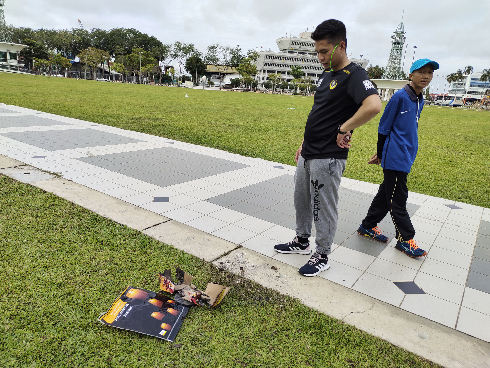 砂拉越/中秋禁燃孔明灯,你放警踩