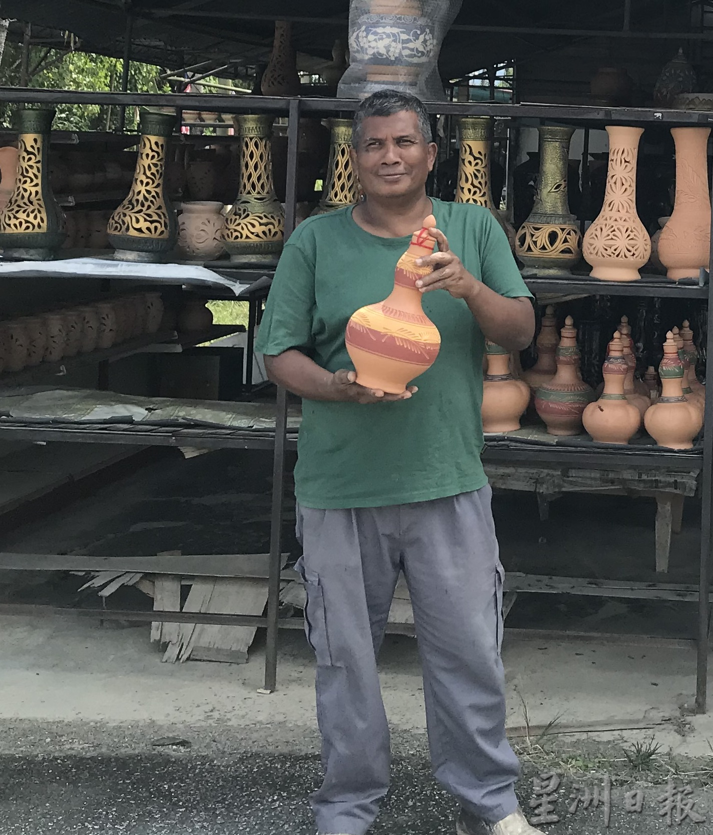 社区动态/学校假期游客多 江沙沙容陶瓷买气旺
