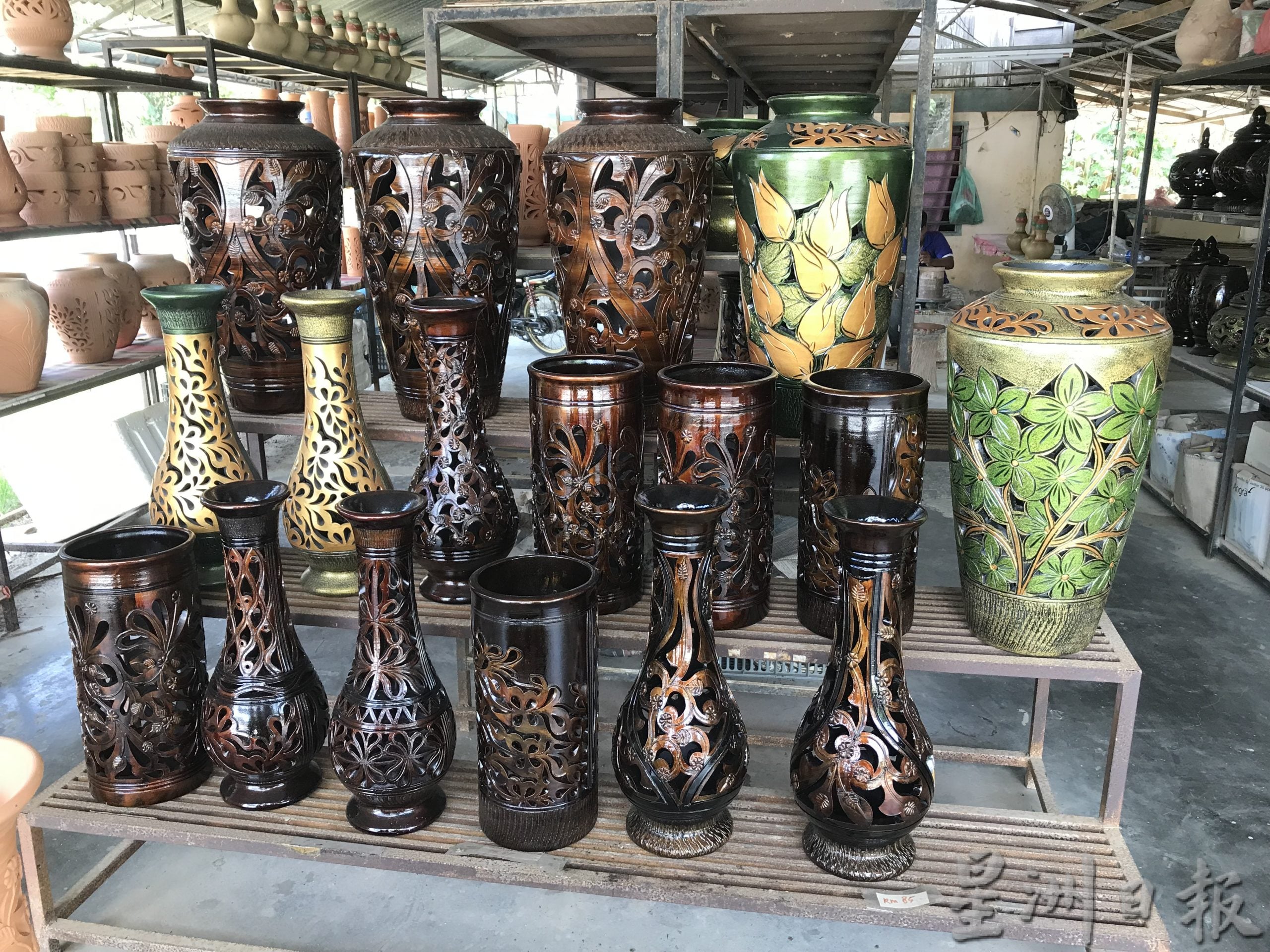 社区动态/学校假期游客多 江沙沙容陶瓷买气旺