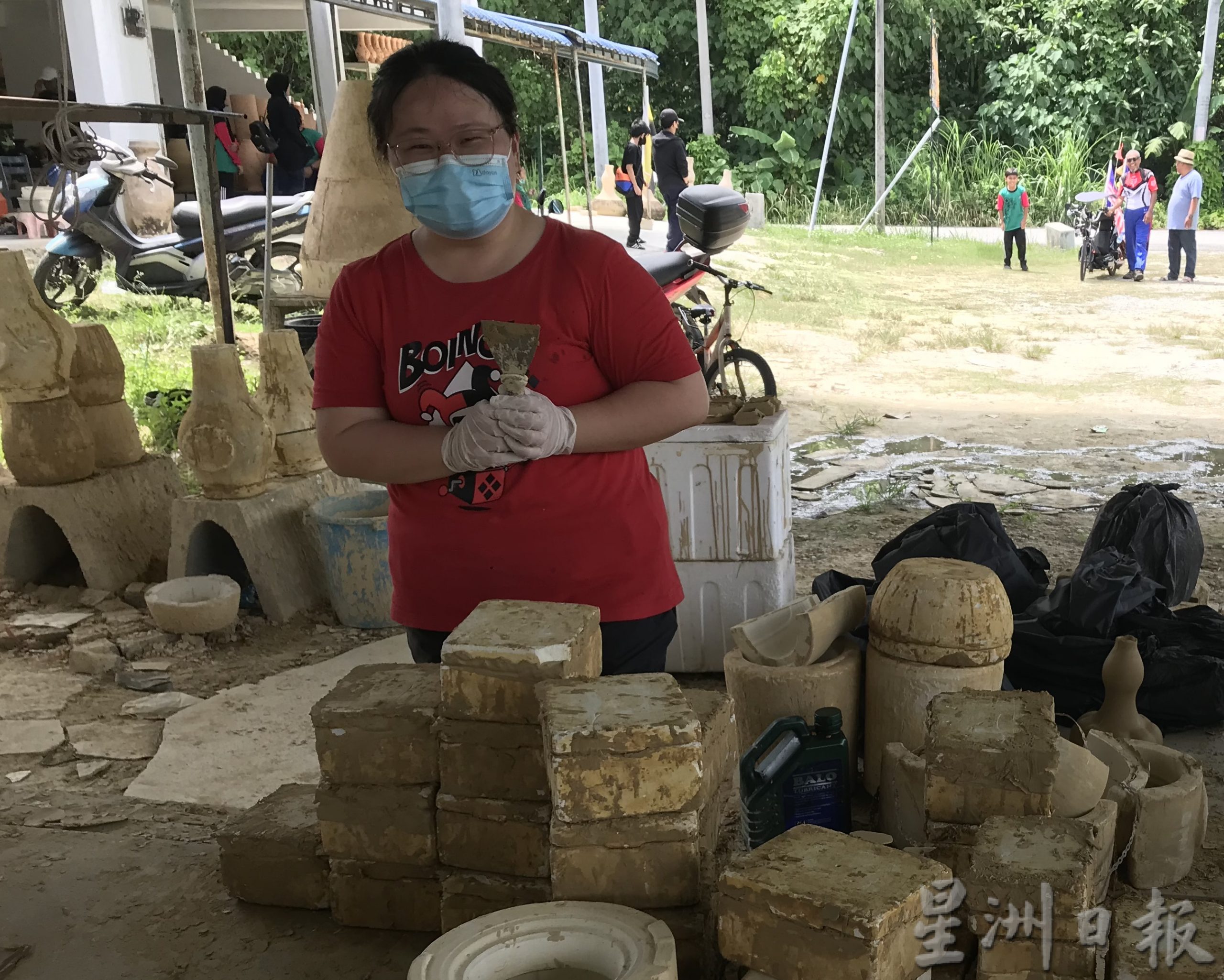 社区动态/学校假期游客多 江沙沙容陶瓷买气旺