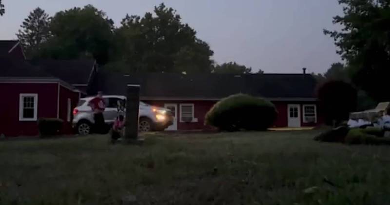 离婚48年仍不解气 前夫每天驾车到亡妻坟前撒尿