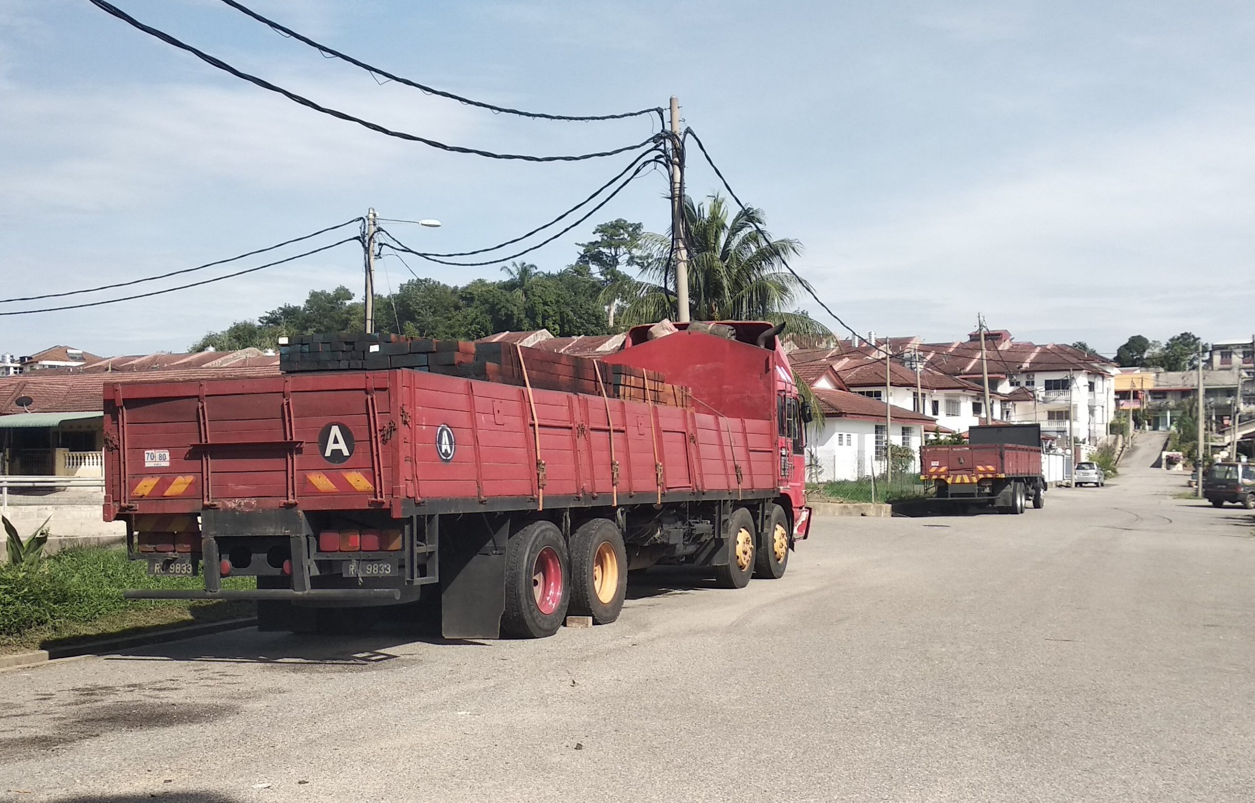 罗里停路口挡视线 文德甲花园住户不满