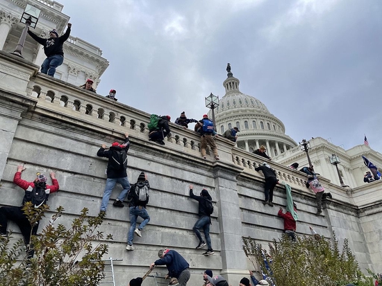美媒:美国民众对政府充满不信任 国家脆弱超出想象