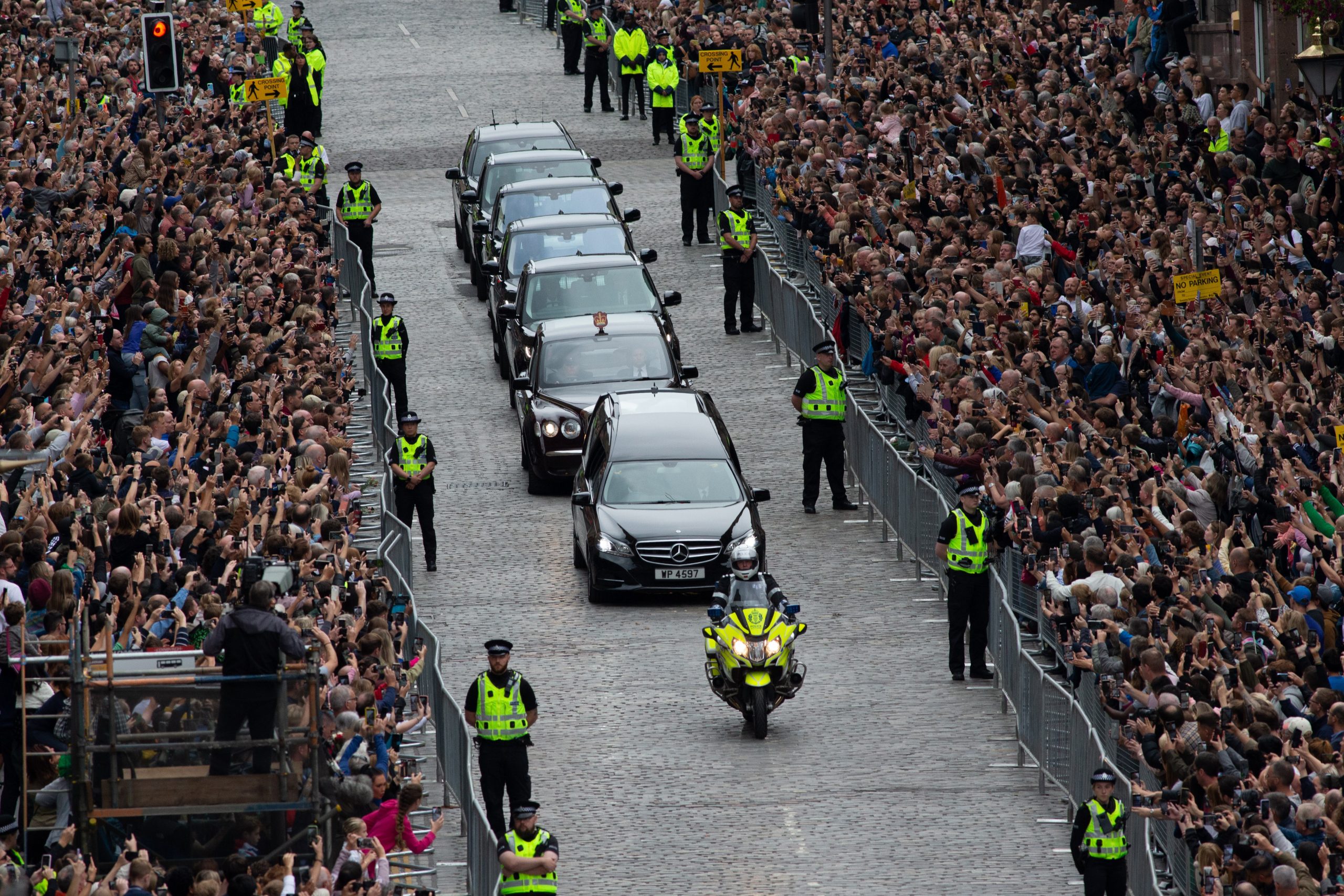 英女王灵柩抵爱丁堡将让公众瞻仰 查尔斯三世将带领移灵队伍