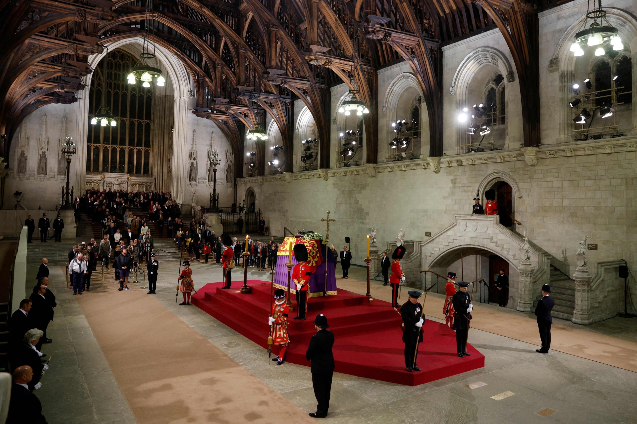 英文化部长:约25万人前往瞻仰英女王灵柩